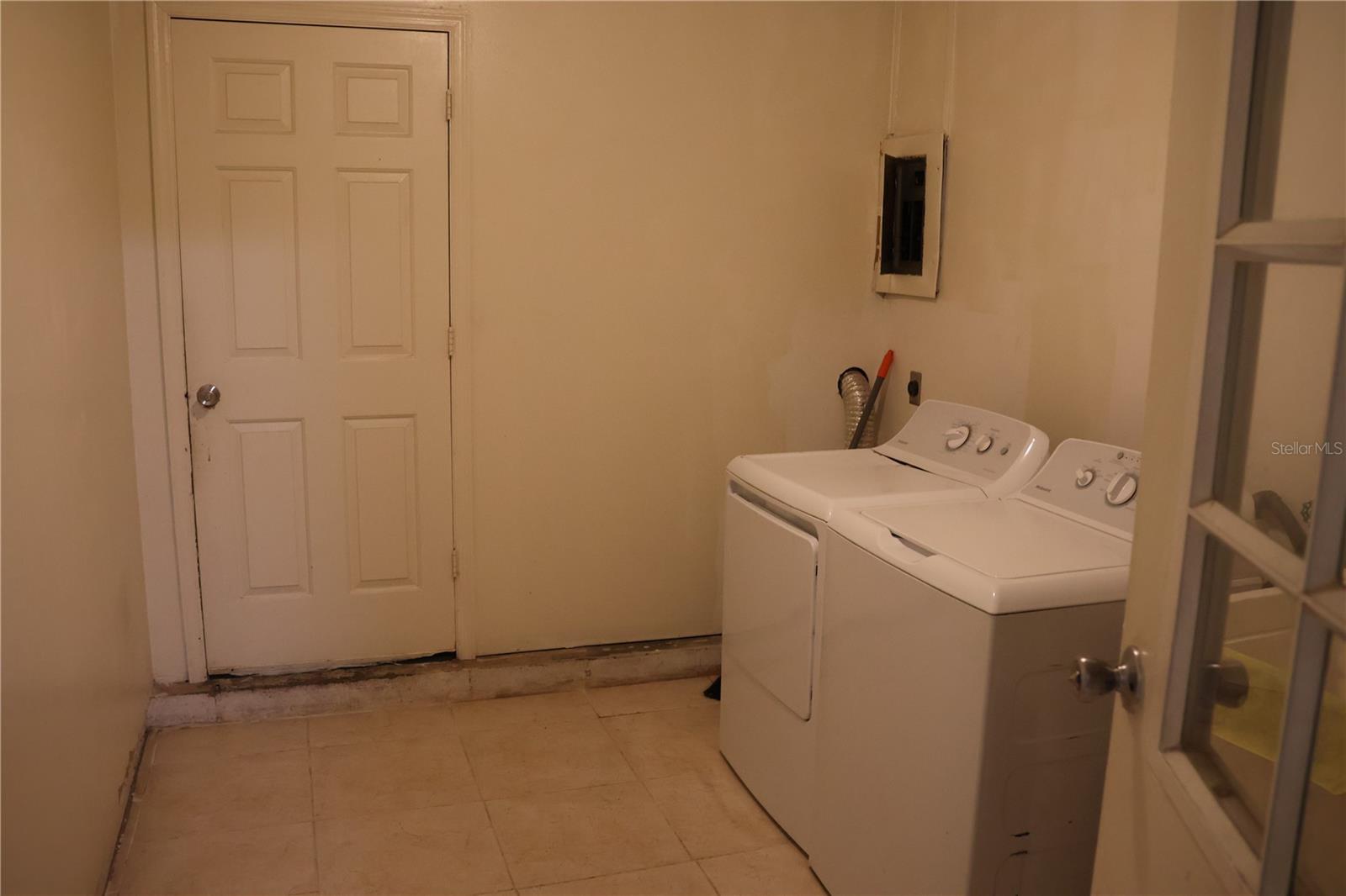 699 Baker St Property Photo 14