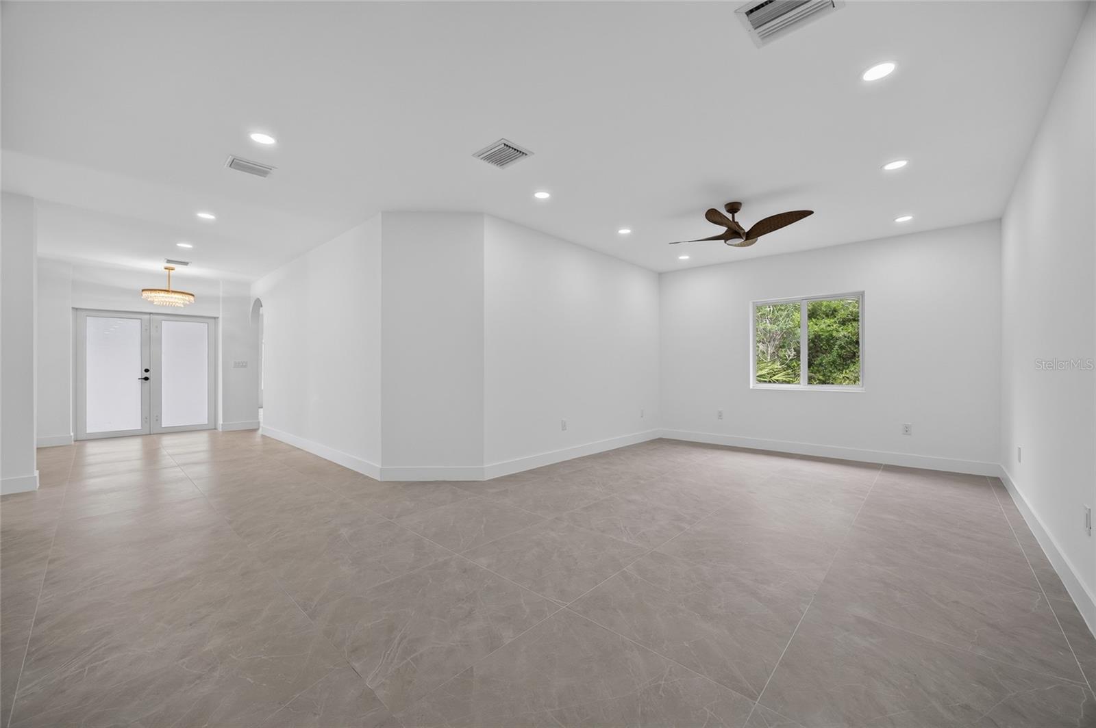 1177 Commerce St Property Photo 5