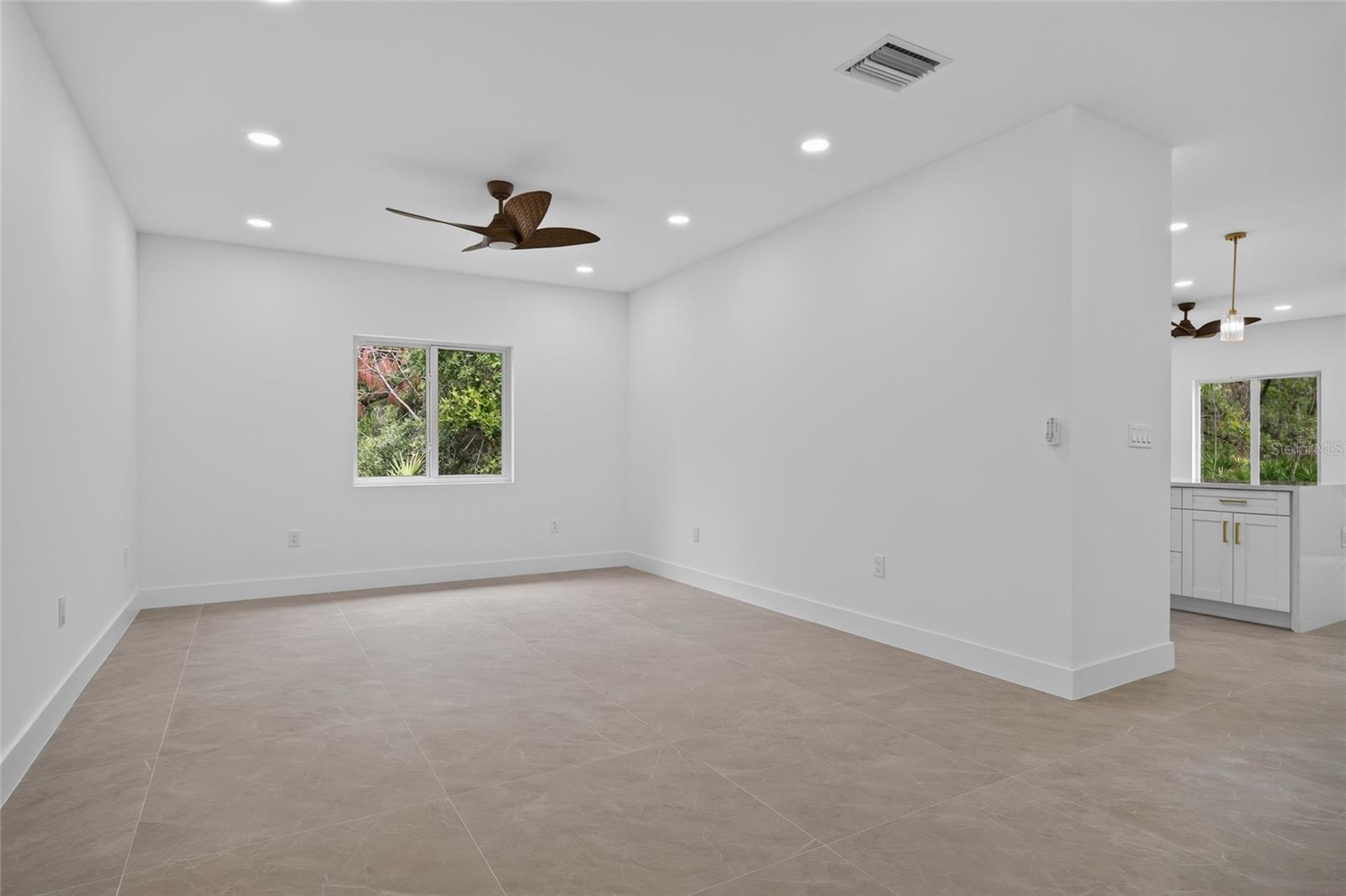 1177 Commerce St Property Photo 7