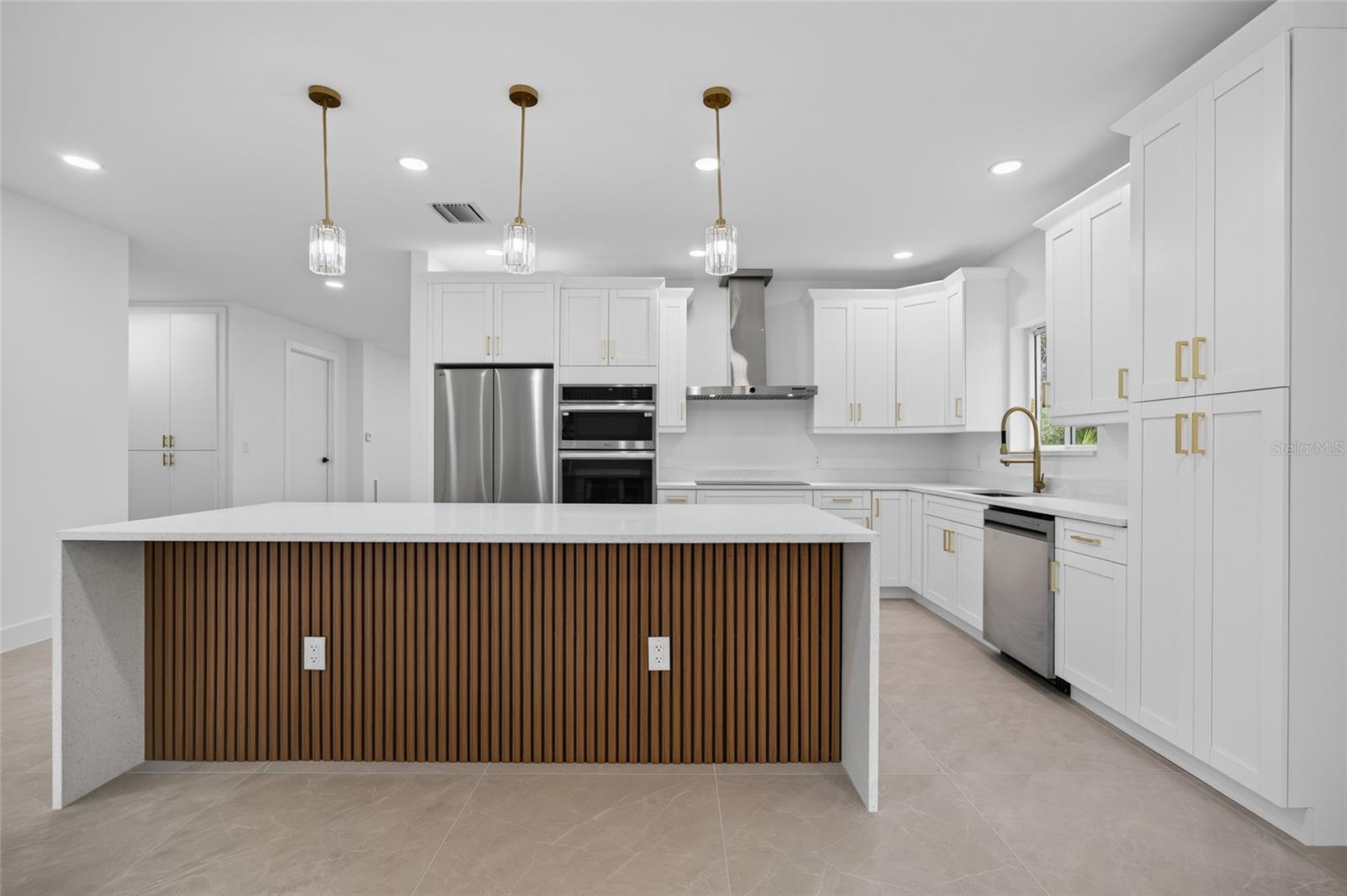 1177 Commerce St Property Photo 11