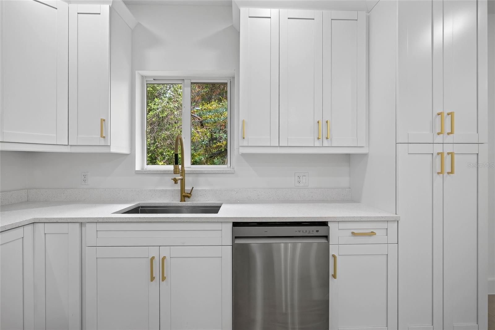 1177 Commerce St Property Photo 14