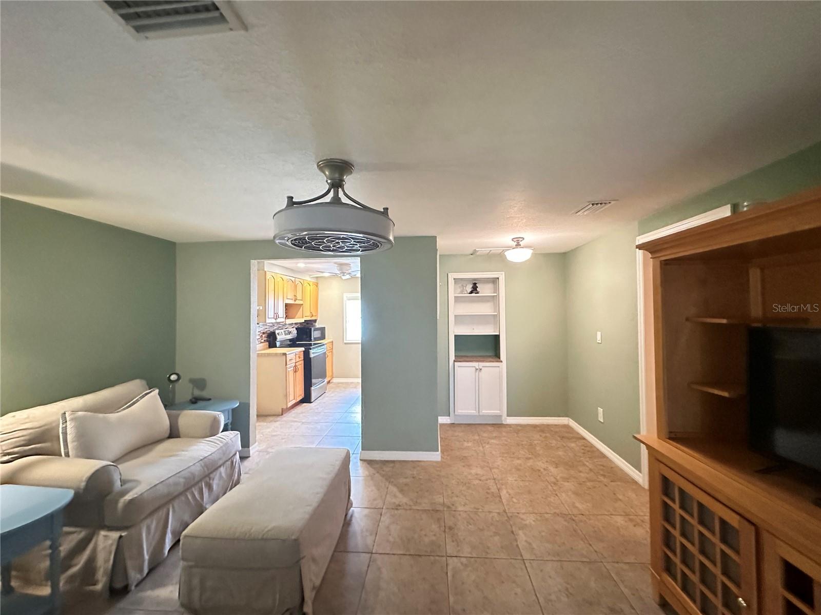 1230 Woodlawn Ave Property Photo 4