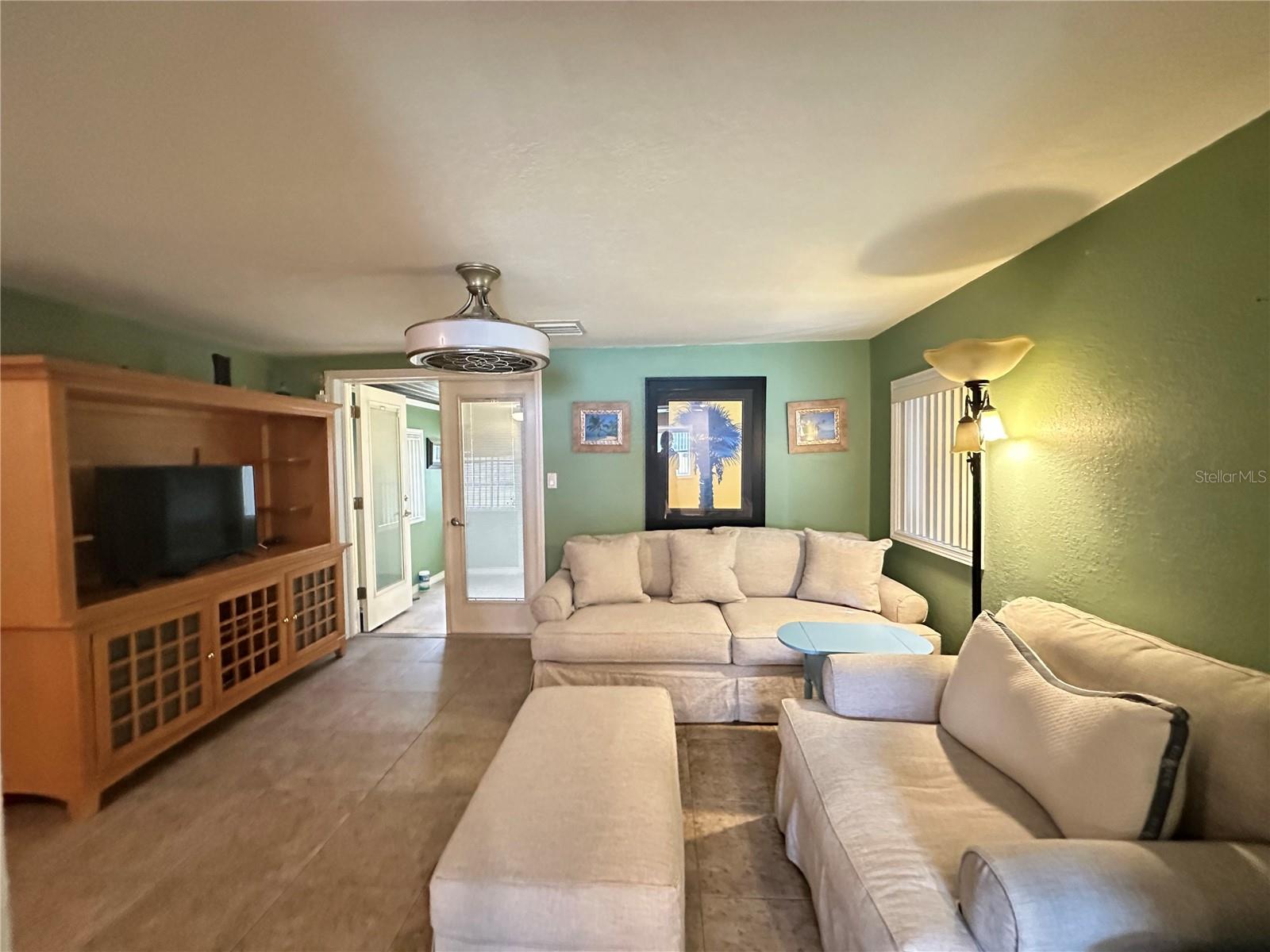 1230 Woodlawn Ave Property Photo 5