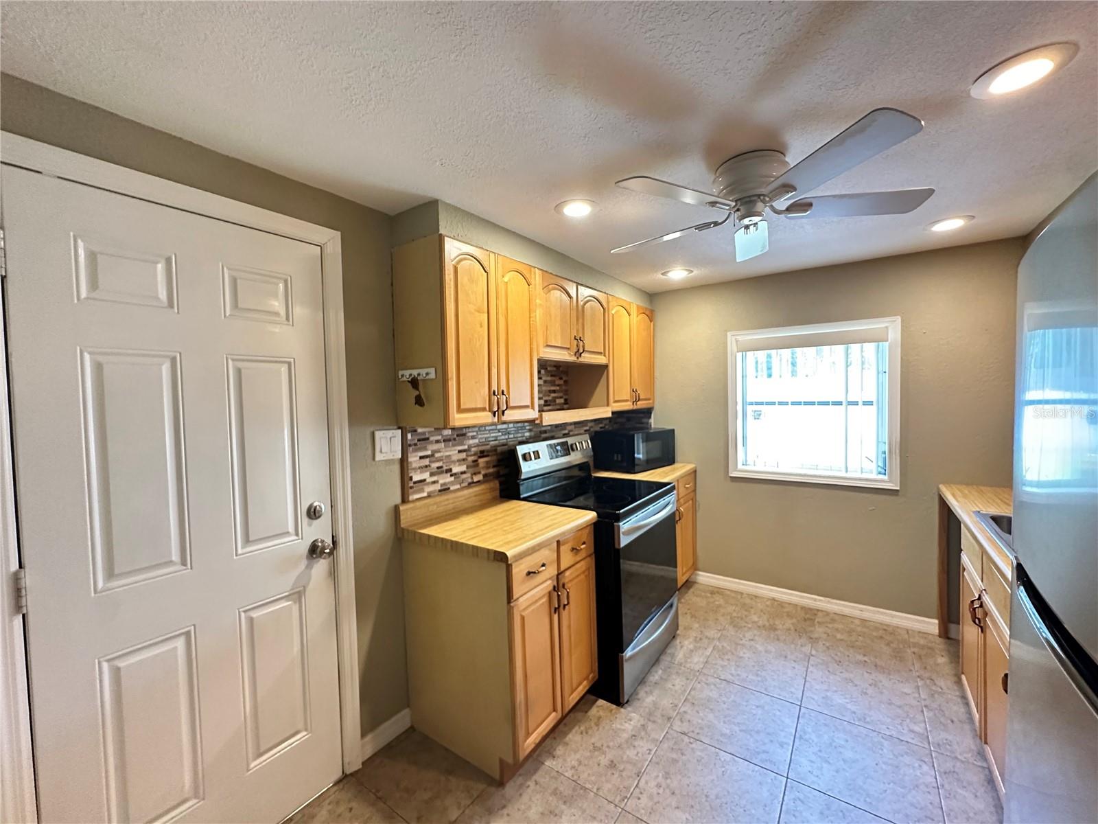 1230 Woodlawn Ave Property Photo 8