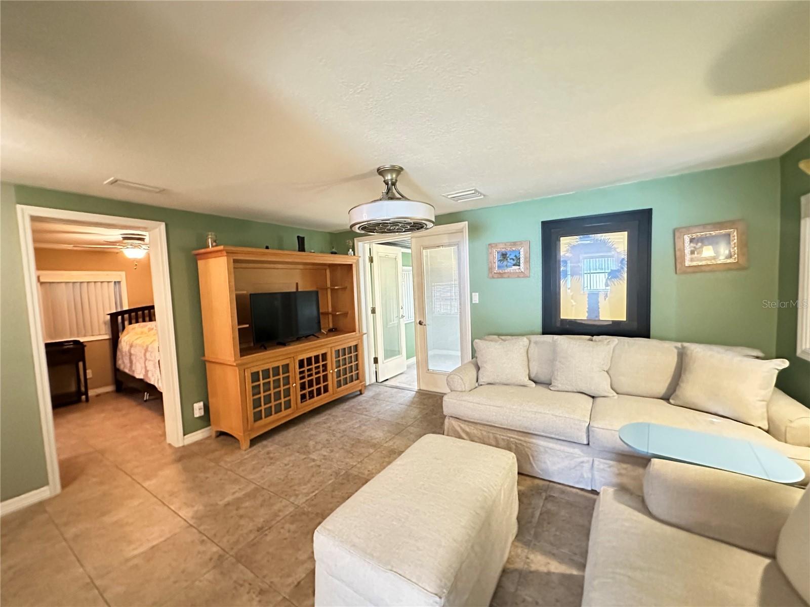 1230 Woodlawn Ave Property Photo 10