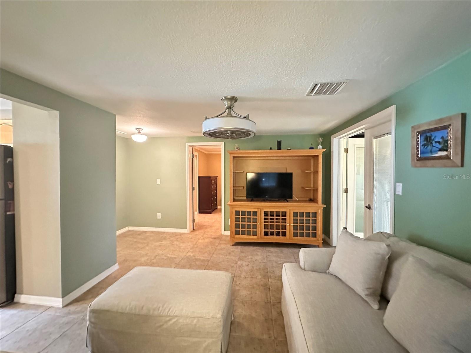 1230 Woodlawn Ave Property Photo 11