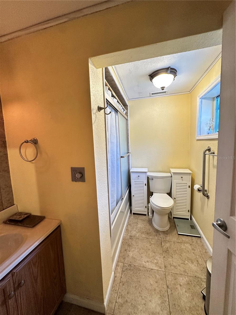 1230 Woodlawn Ave Property Photo 19