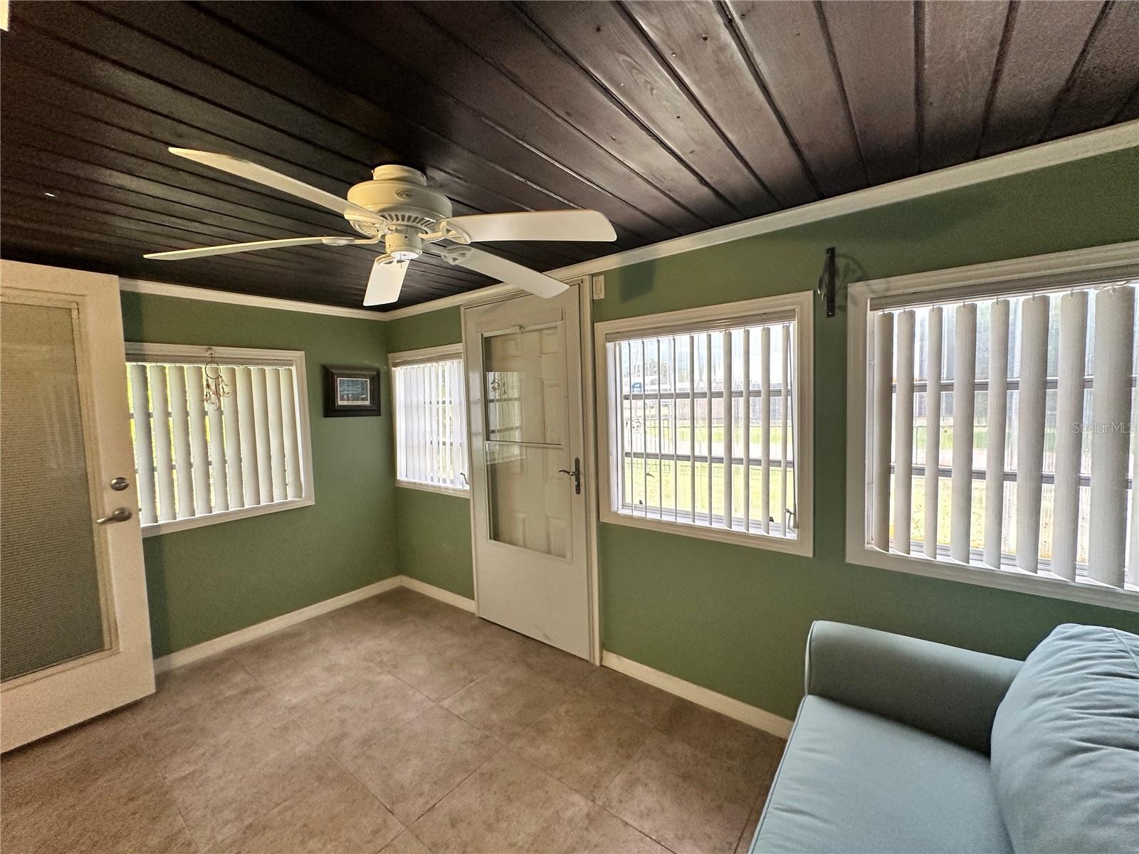 1230 Woodlawn Ave Property Photo 24