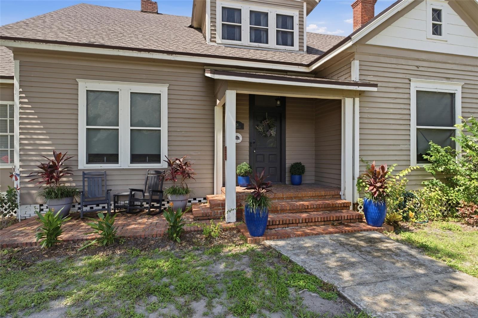 524 E Magnolia St Property Photo 3