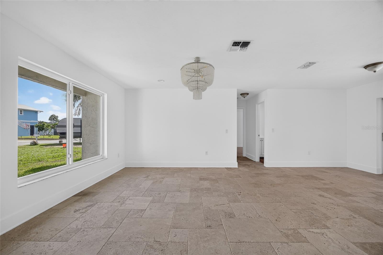 6049 Perthshire Ln Property Photo 6