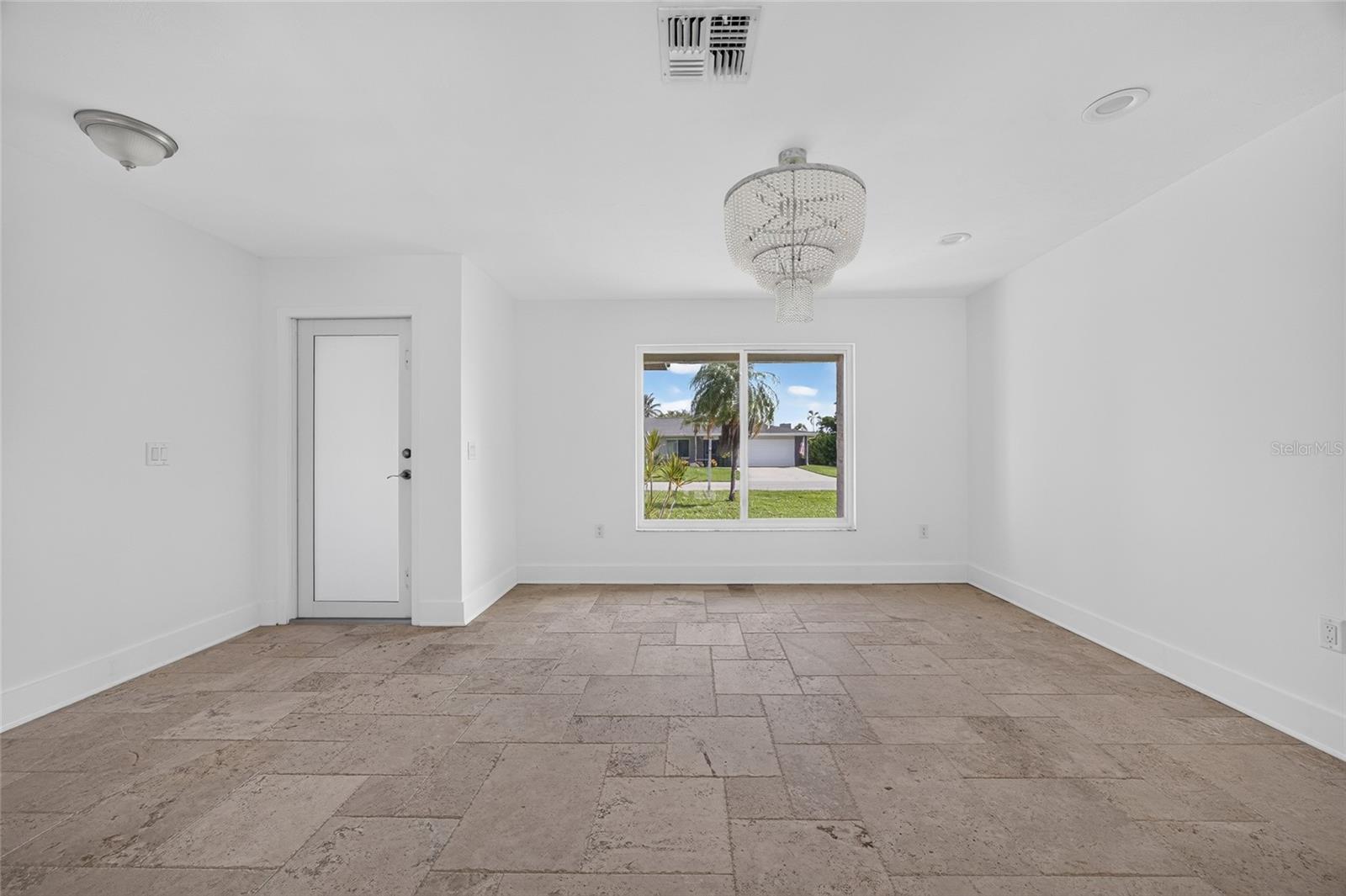 6049 Perthshire Ln Property Photo 7