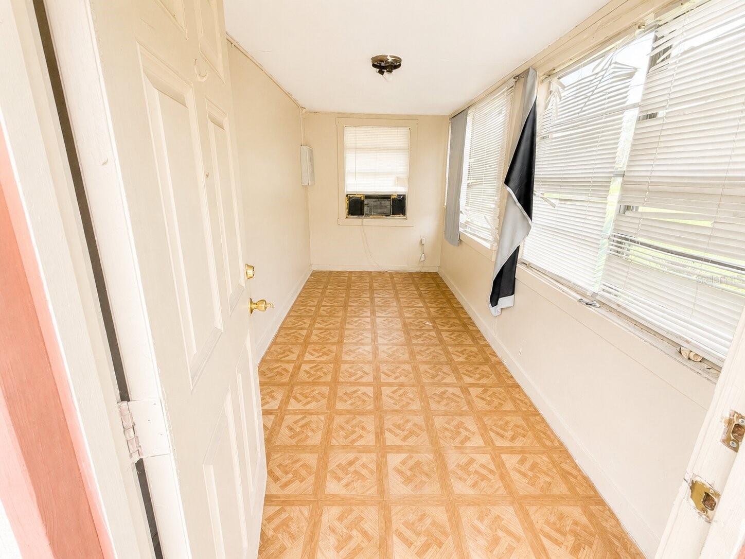 207 S Lee Ave Property Photo 5