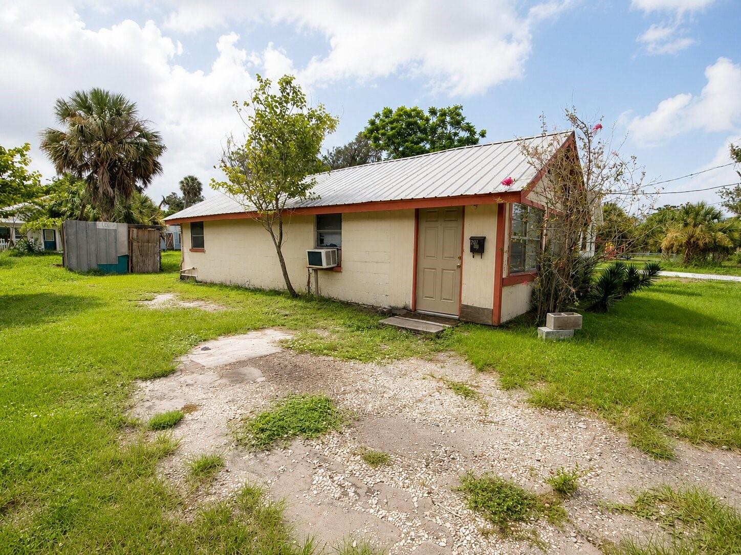 207 S Lee Ave Property Photo 13