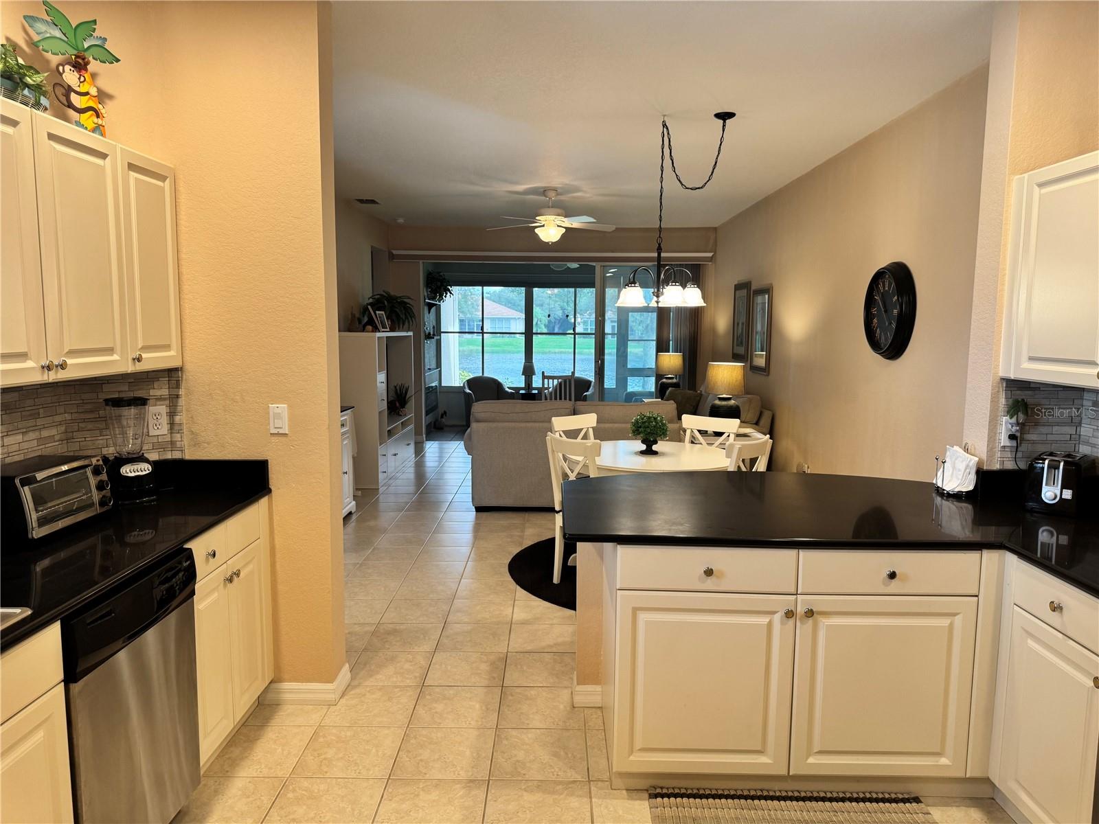 2427 Magnolia Cir Property Photo 14