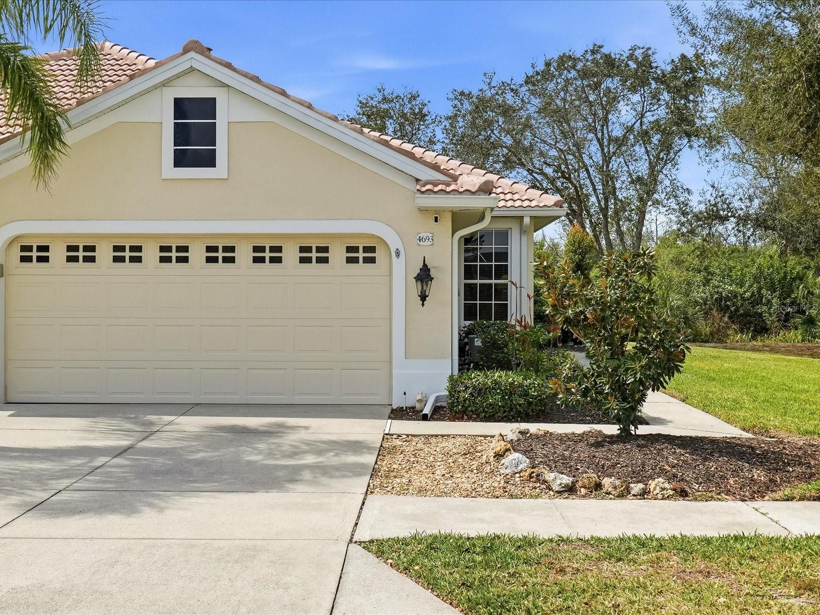 4693 Whispering Oaks Dr Property Photo 4