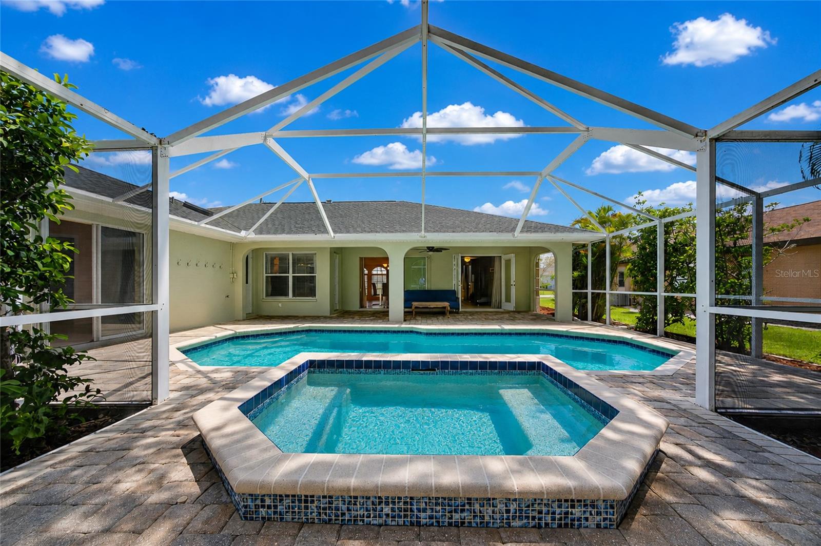 86 Santarem Cir Property Photo 3