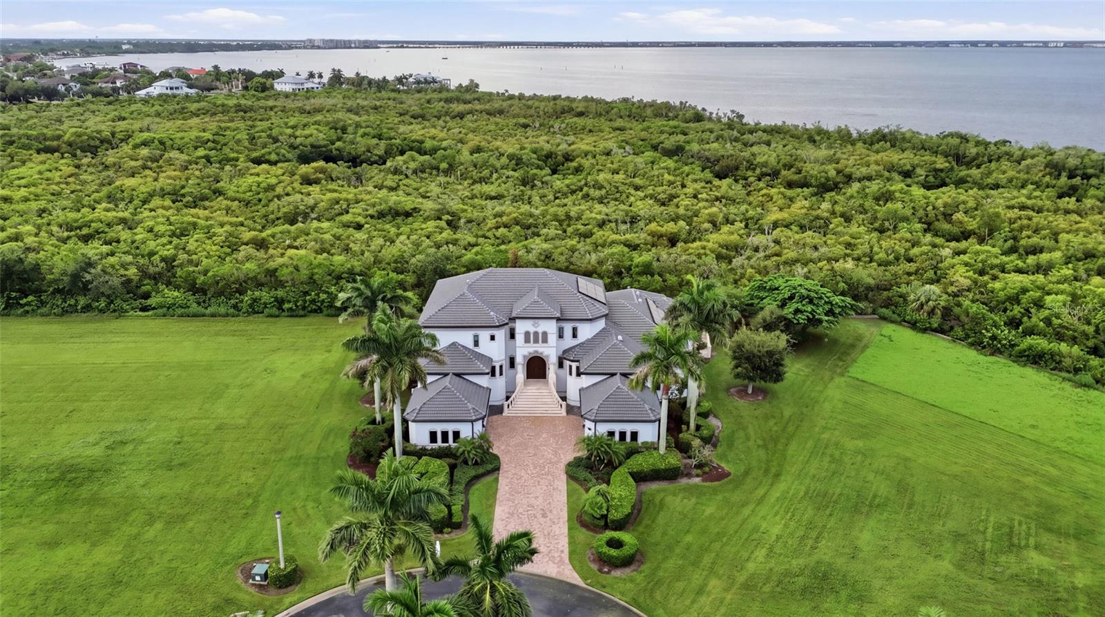 4790 Harbor Point Ct Property Photo 4