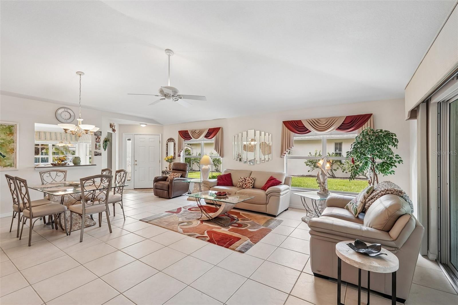 580 Rose Apple Cir Property Photo 2
