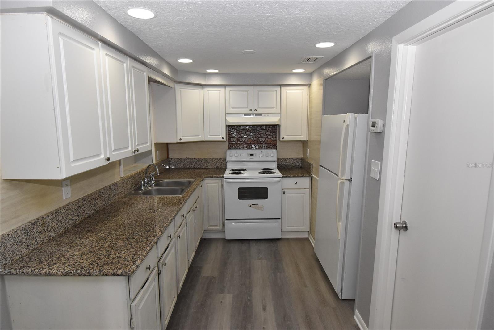 11025 Pickering Ln Property Photo 6