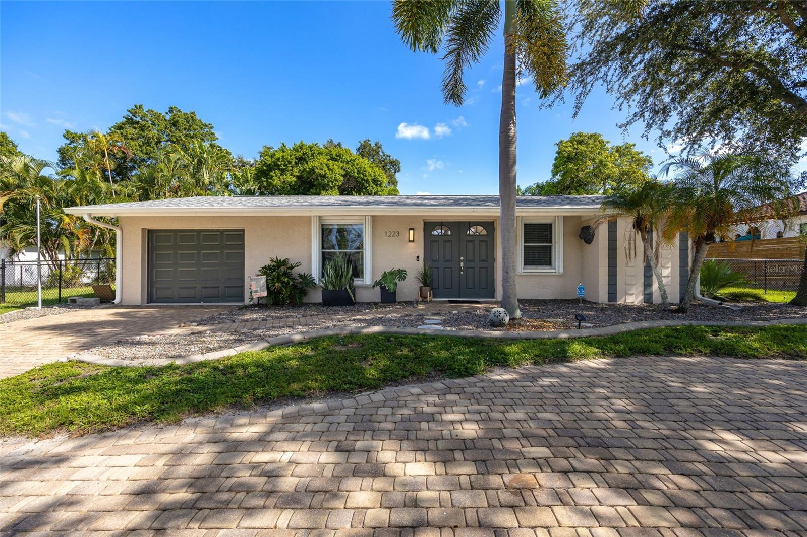 1223 Biltmore Dr Property Photo 3