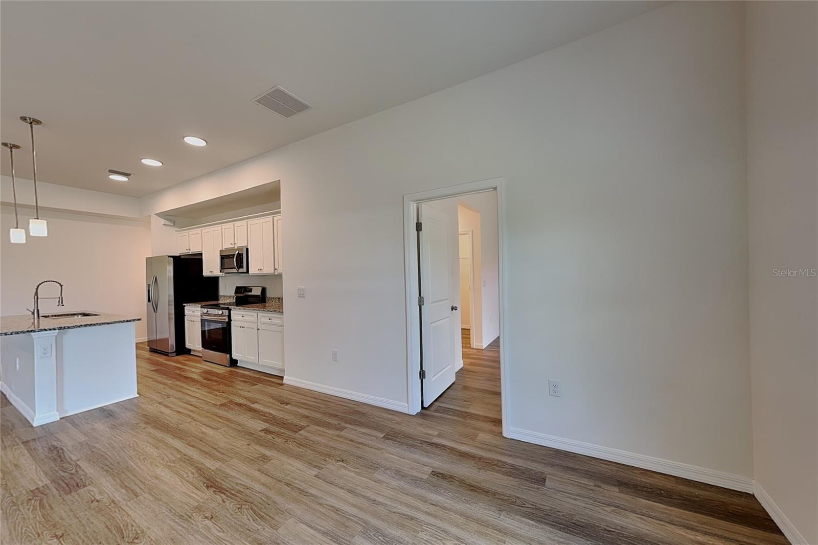 966 Hood Ave Property Photo 4