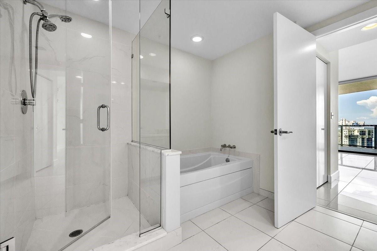 3000 Oasis Grand Blvd #2802 Property Photo 24