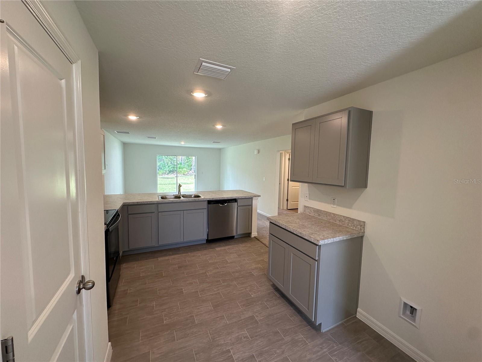 6 Reine Pl Property Photo 3