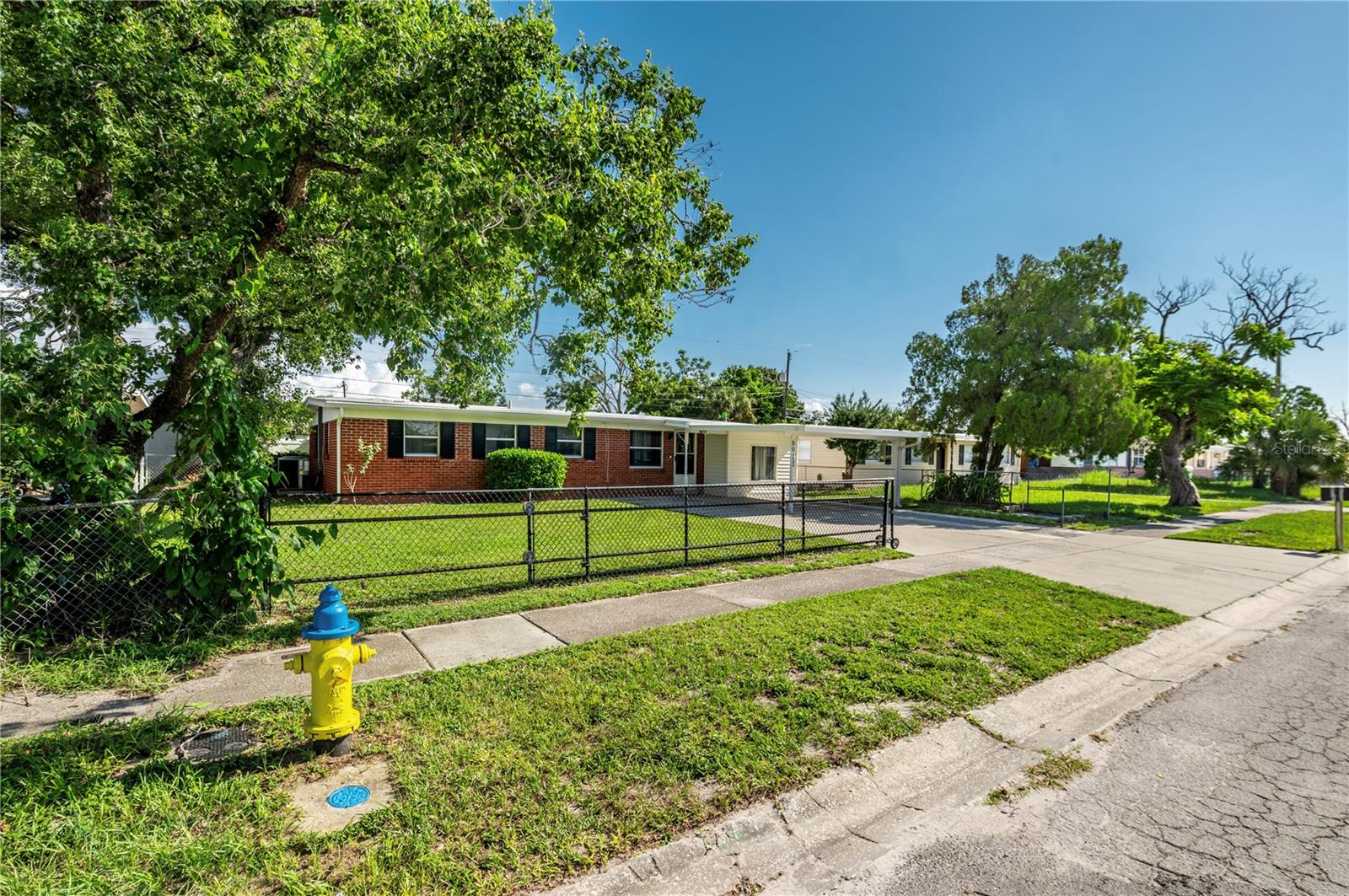 6913 W Clifton St Property Photo 2