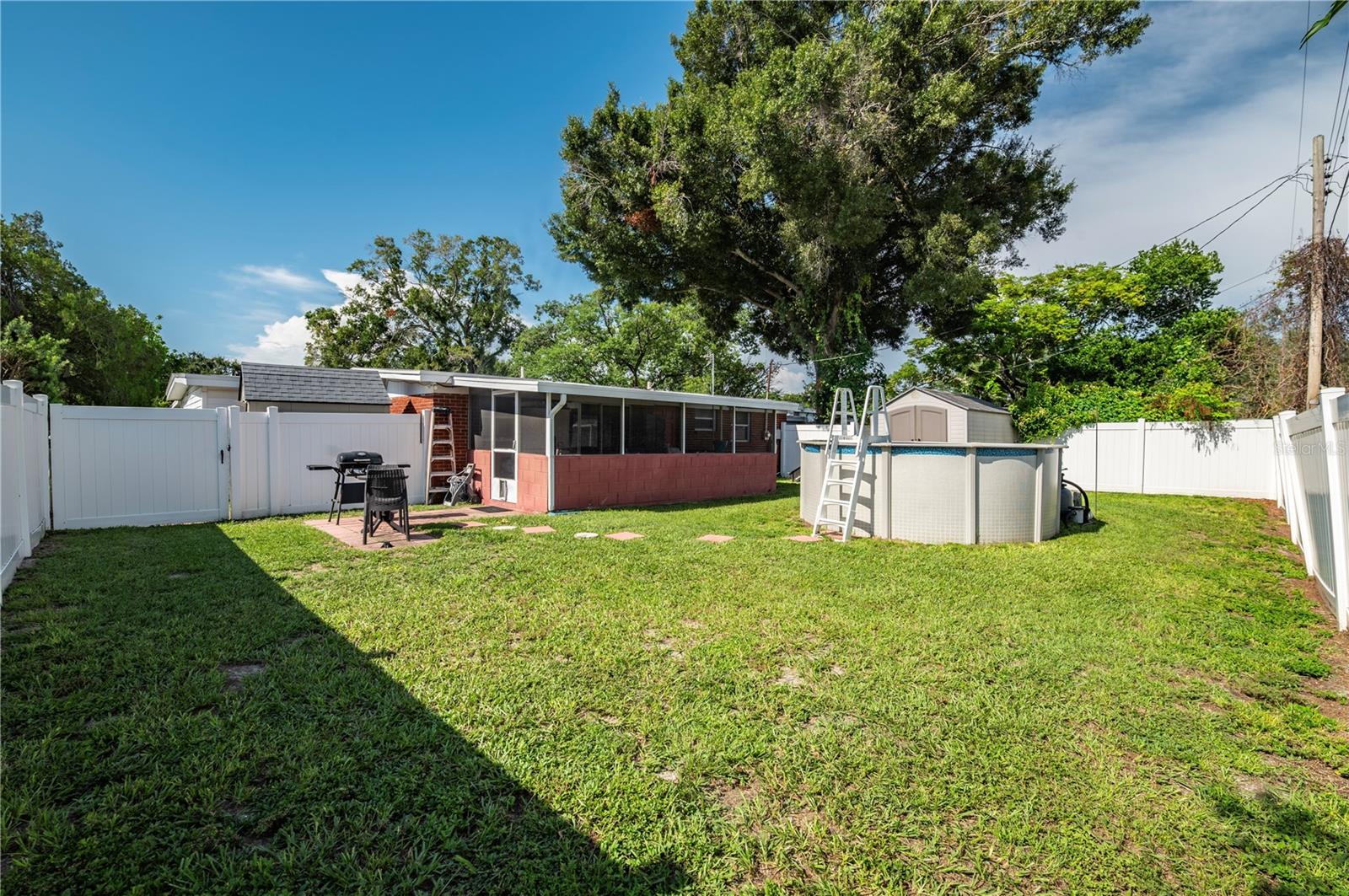 6913 W Clifton St Property Photo 8