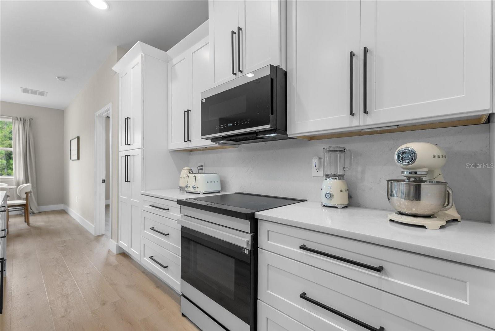 5587 Farmington Ave Property Photo 12