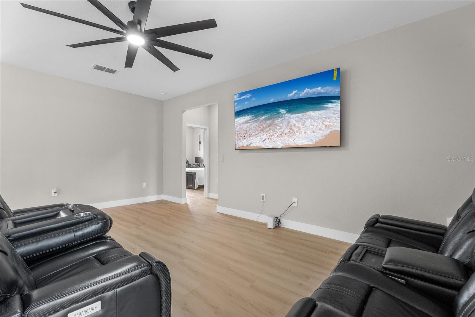5587 Farmington Ave Property Photo 16
