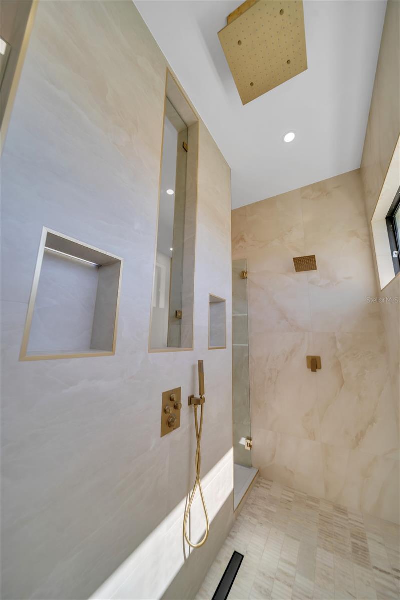 2421 N Santa Barbara Blvd N Property Photo 9