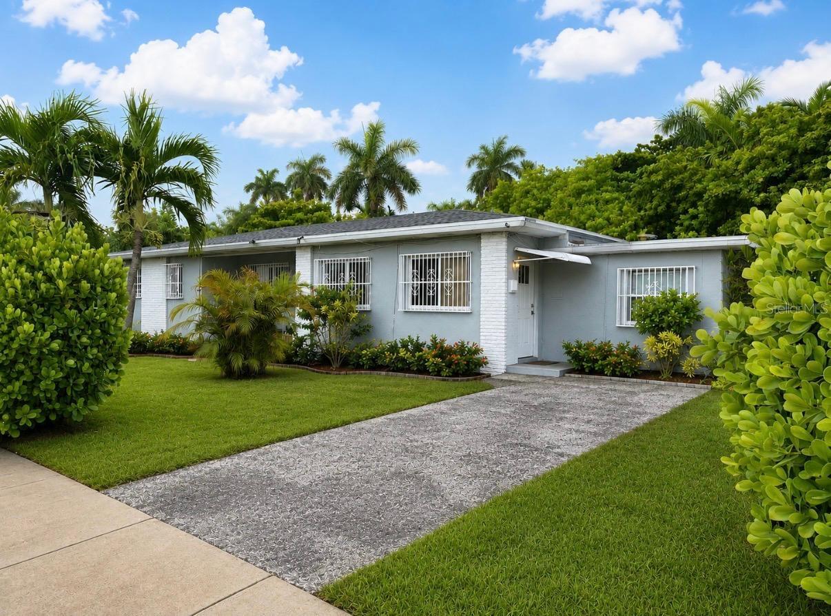 8230 N Bayshore Dr Property Photo 1