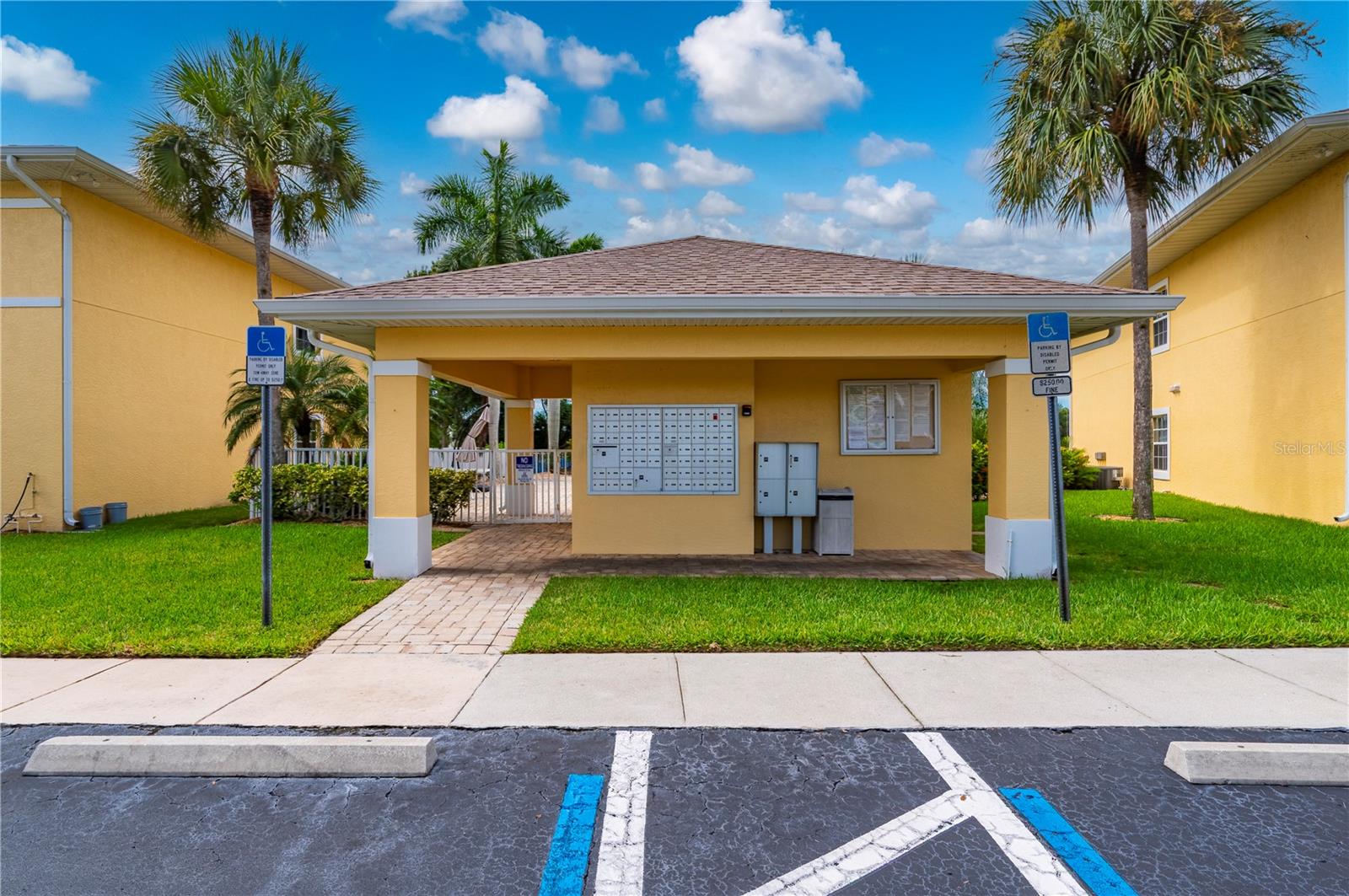 1295 Saxony Cir #2106 Property Photo 42