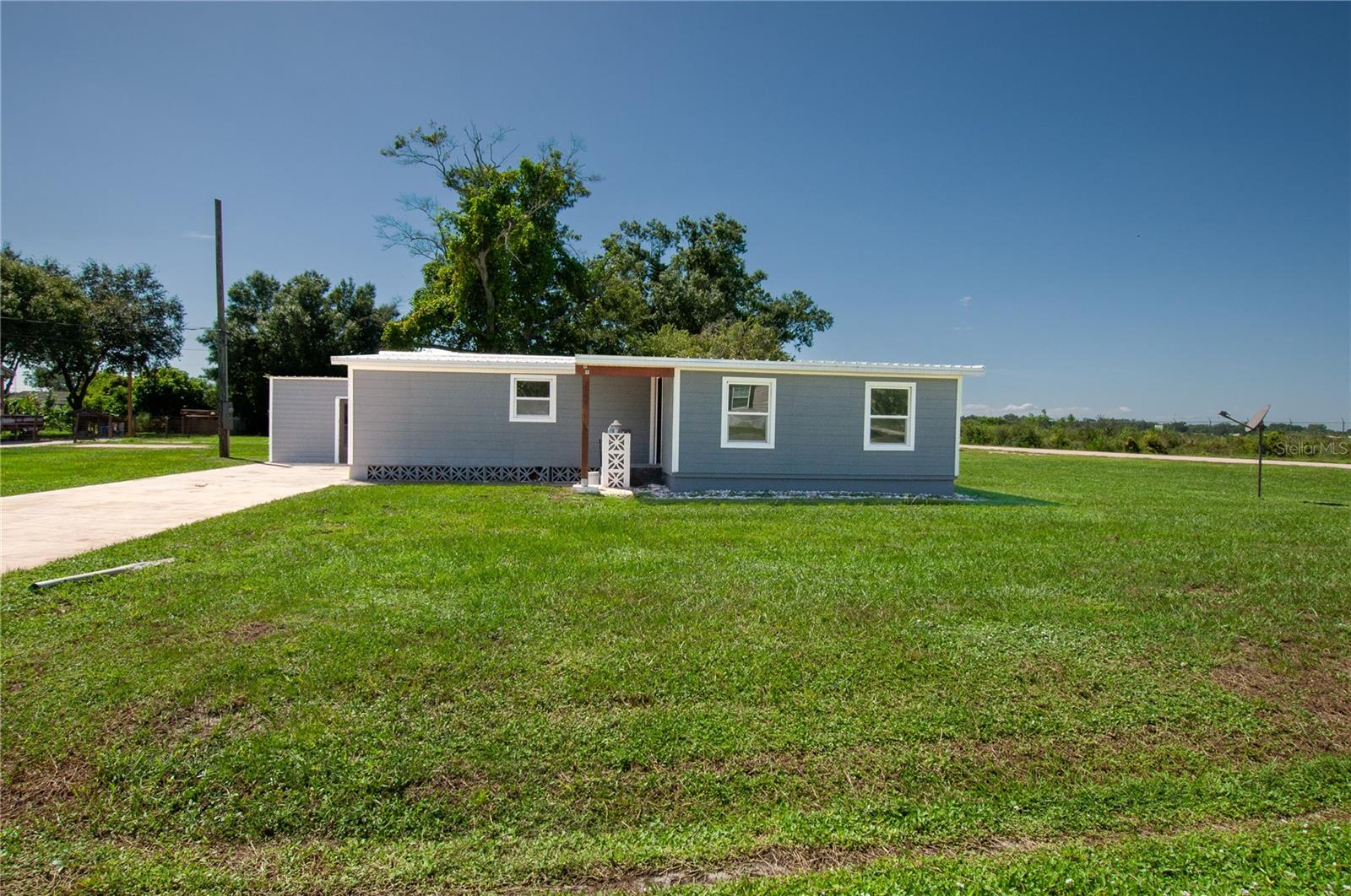 2269 Se Mooney Dr Property Photo 2