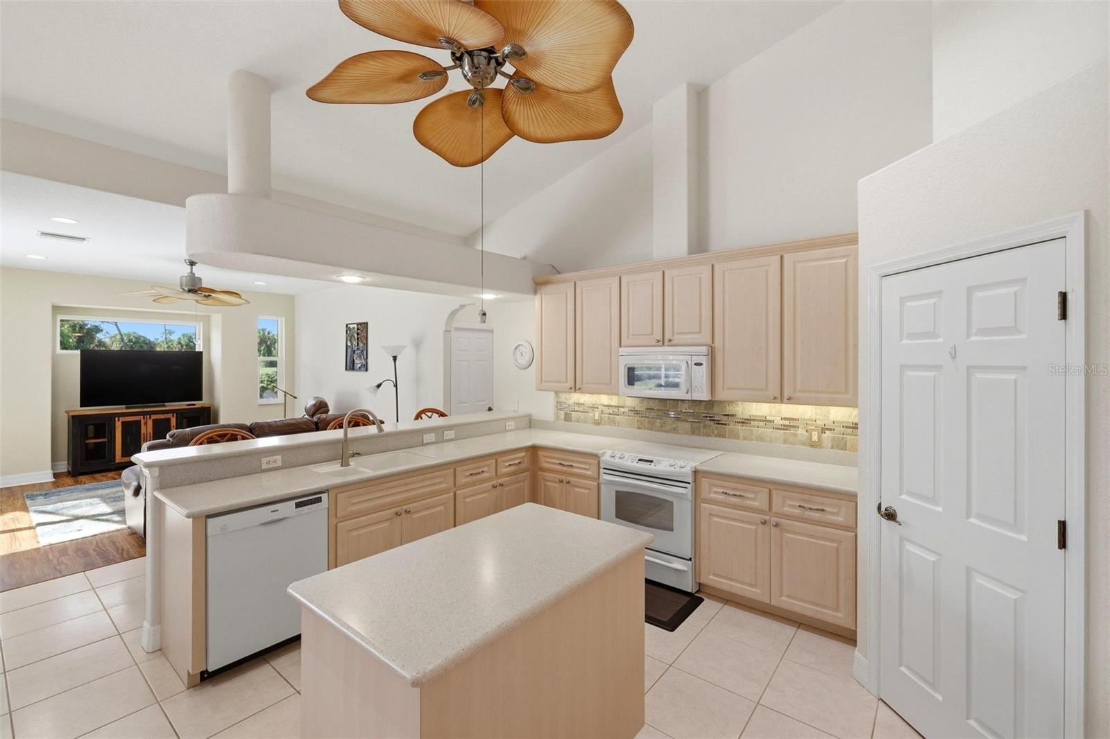 614 Rotonda Cir Property Photo 21