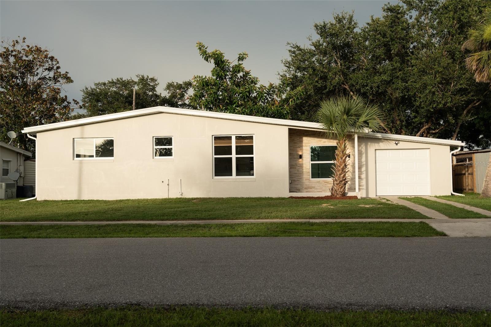 2464 Warne St Property Photo 2