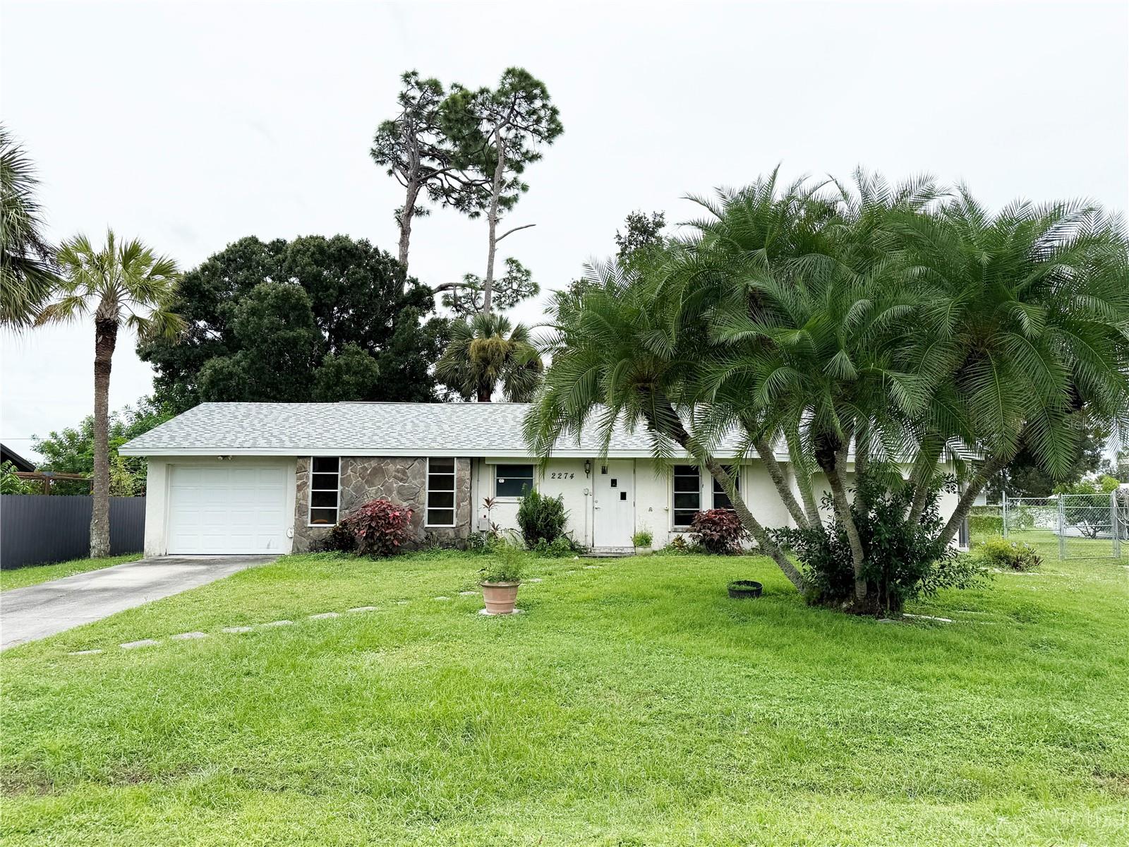 2274 Lakeshore Cir Property Photo 2