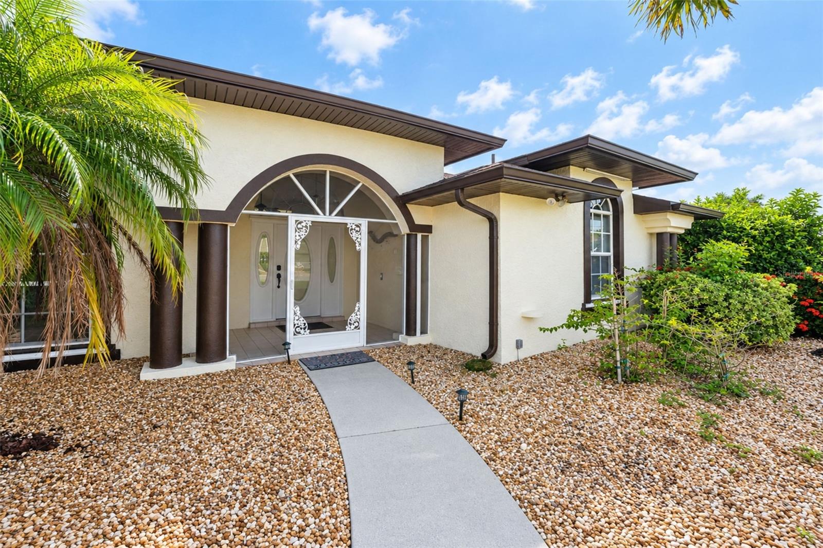 25179 Campos Dr Property Photo 1