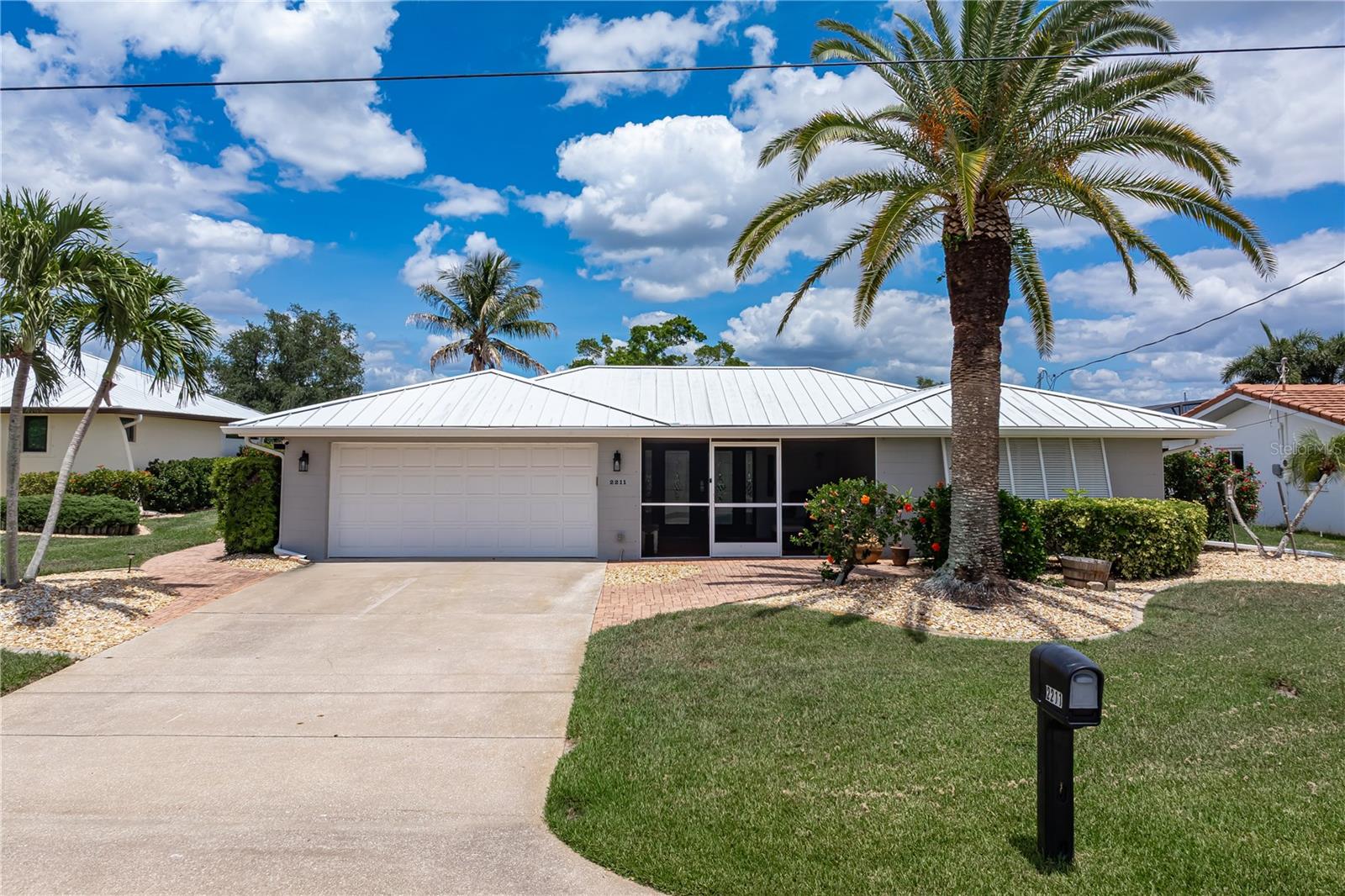 2211 Palm Tree Dr Property Photo 2