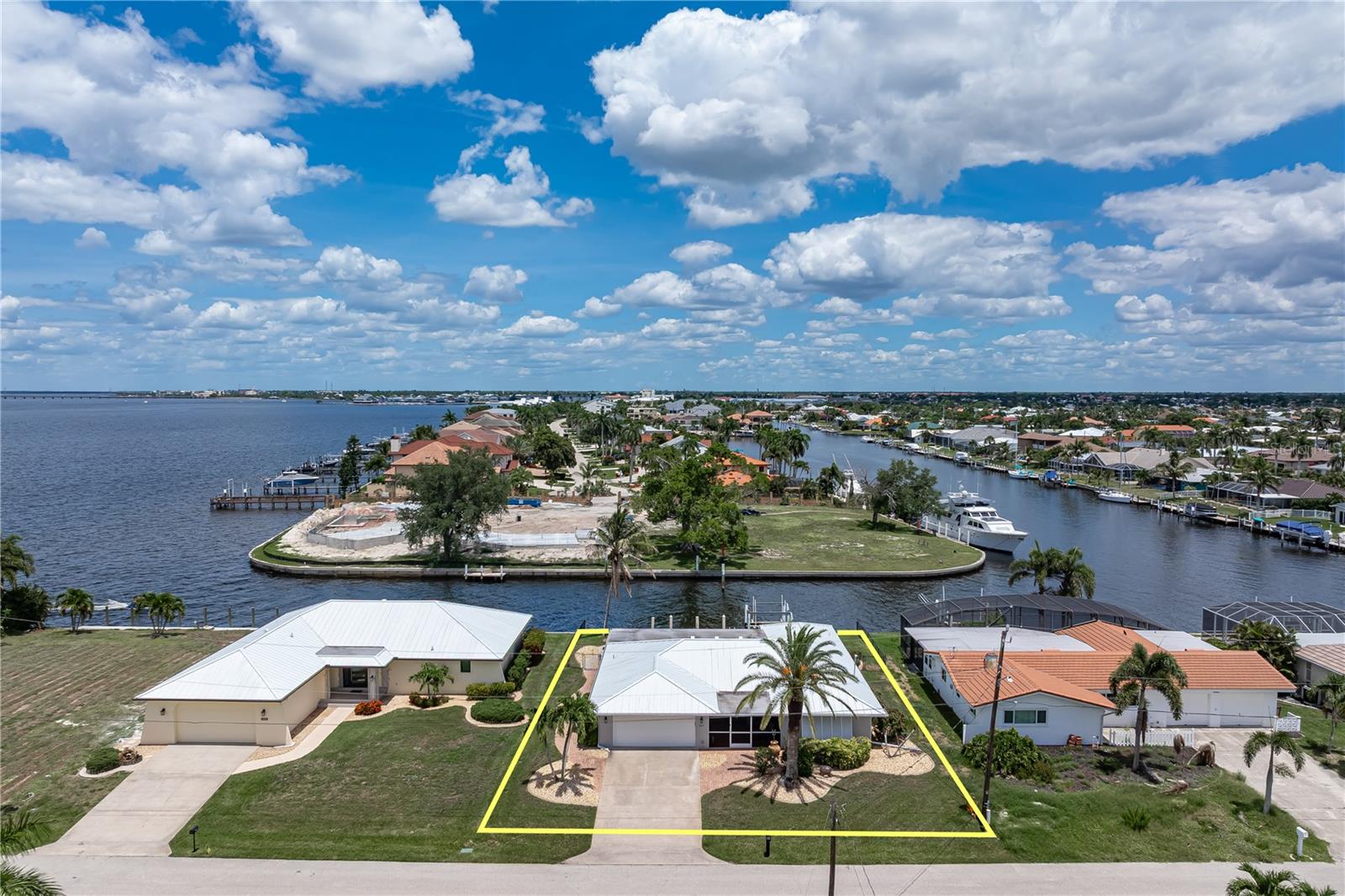 2211 Palm Tree Dr Property Photo 3