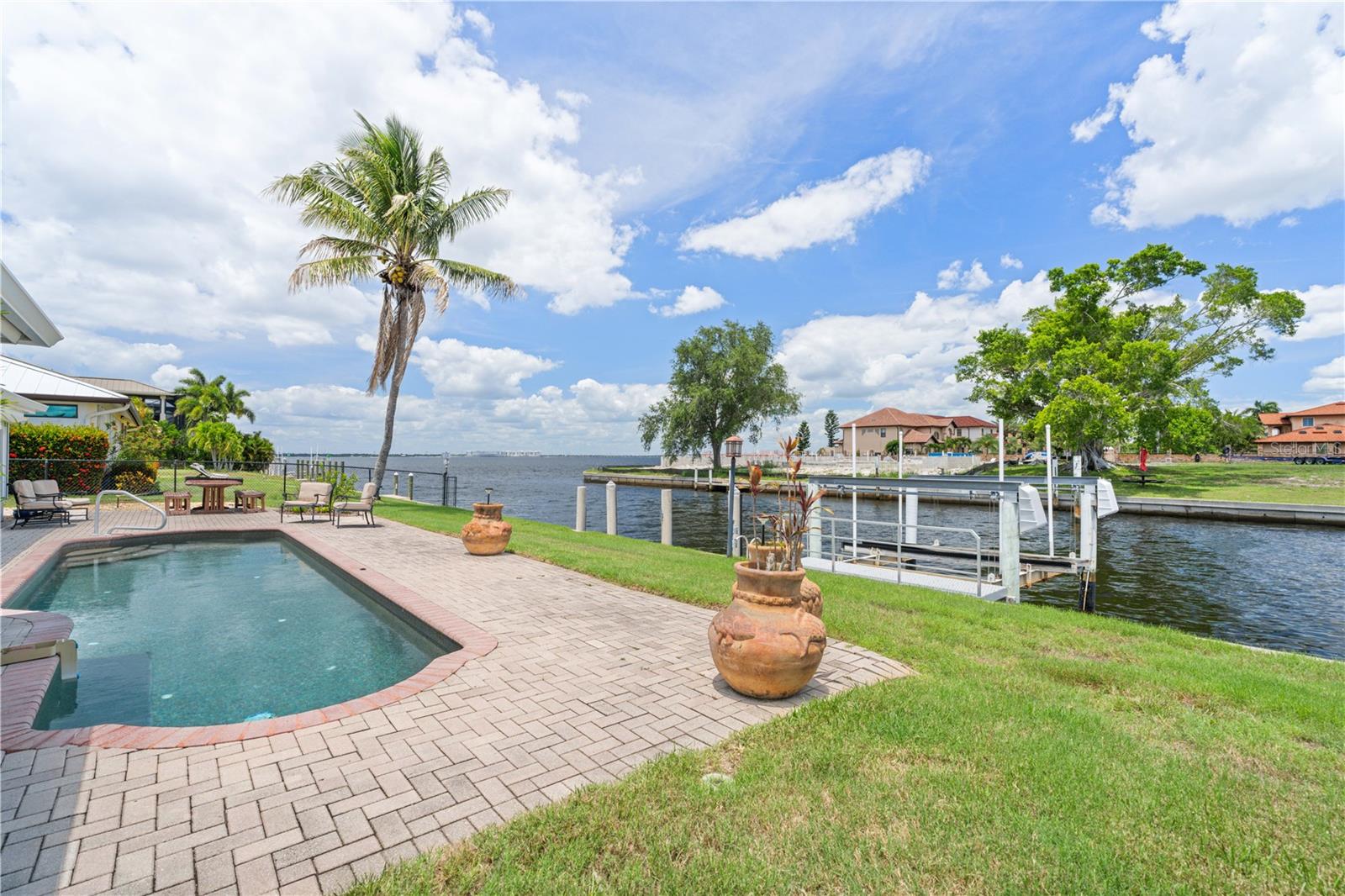 2211 Palm Tree Dr Property Photo 4