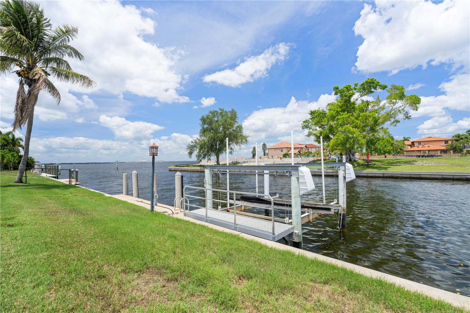2211 Palm Tree Dr Property Photo 6