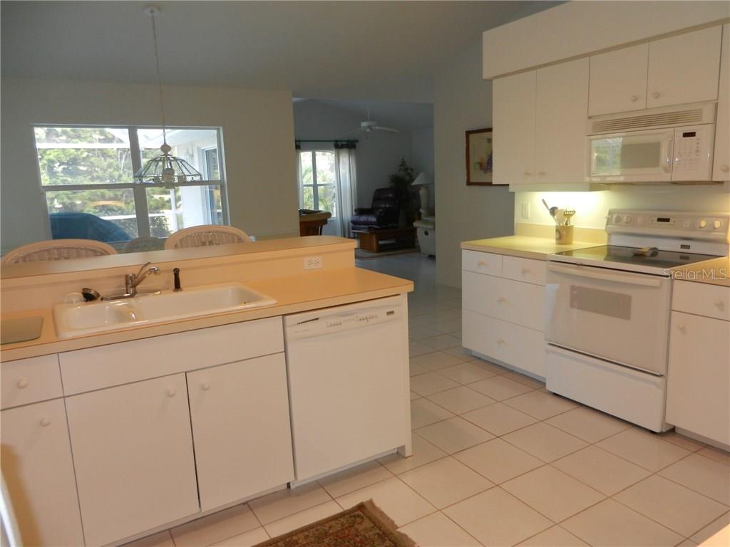 589 Rotonda Cir Property Photo 8