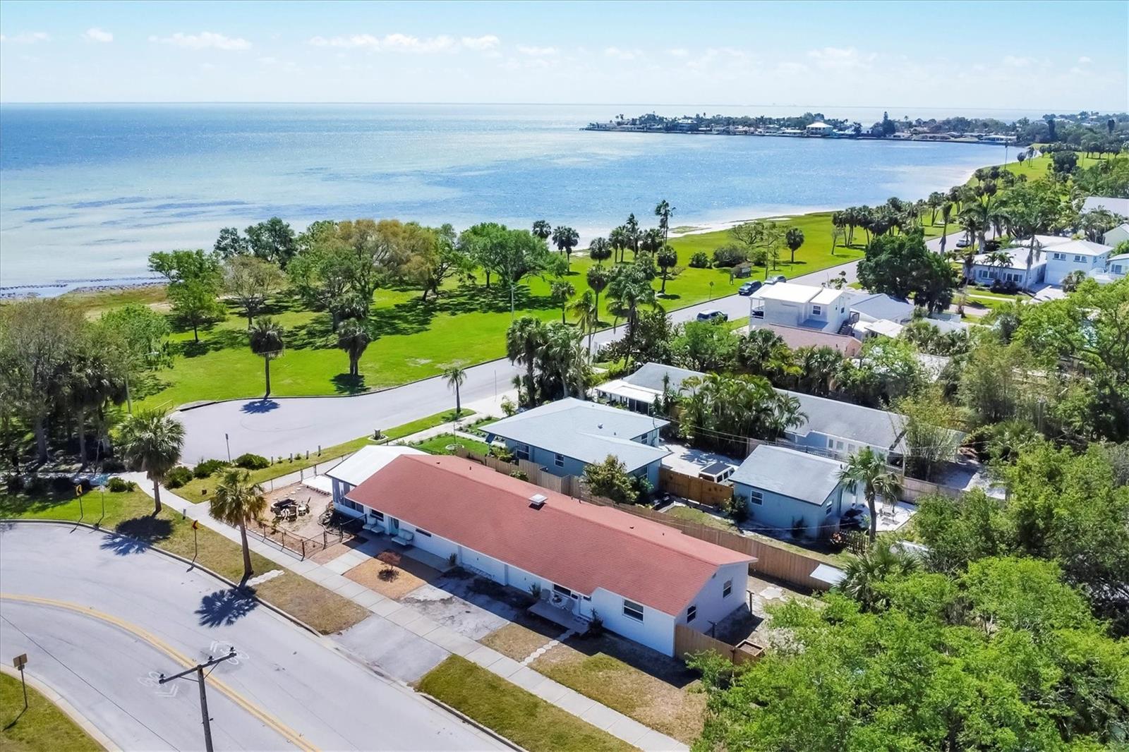 1501 Beach Dr Se Property Photo 1