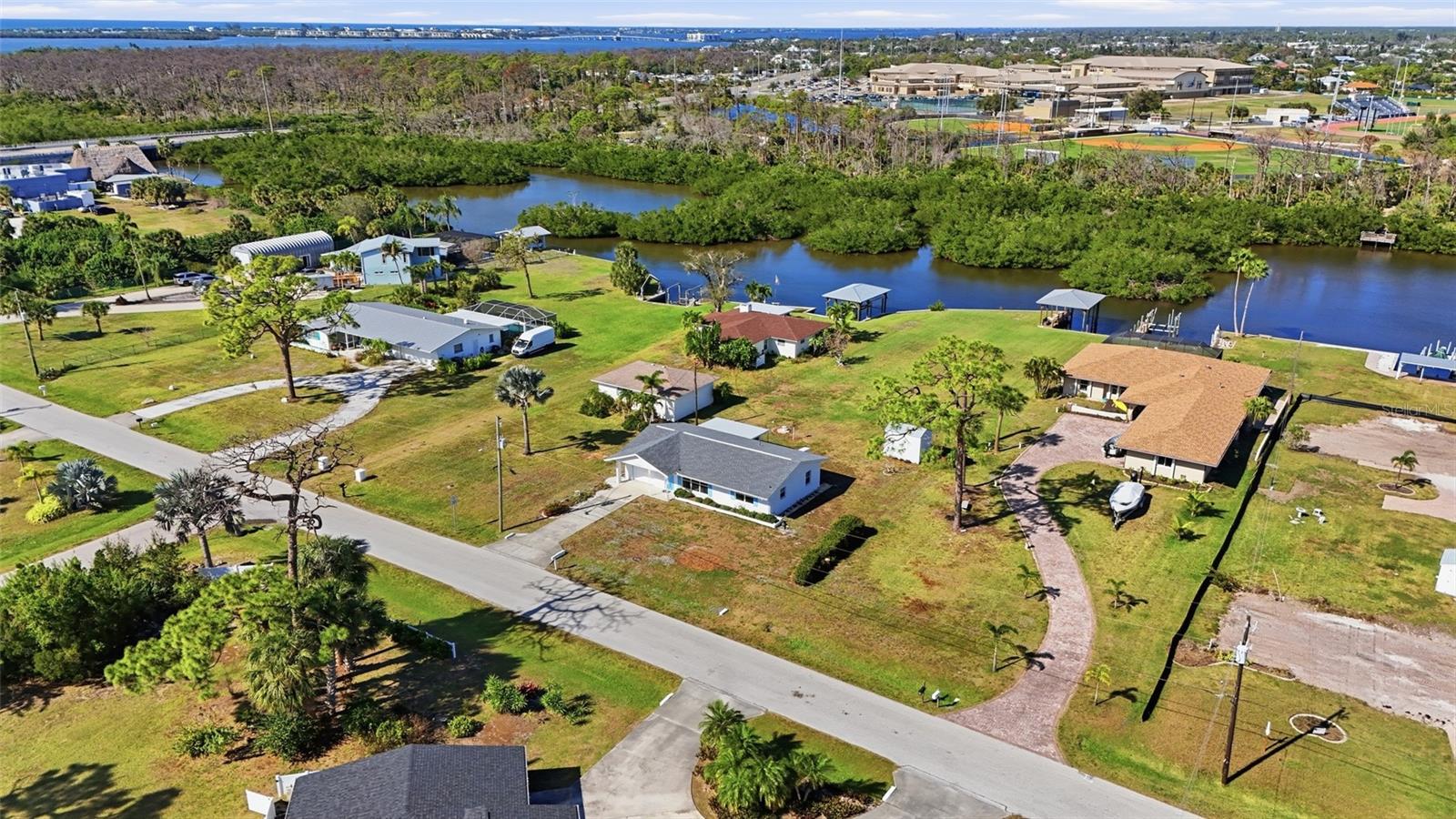 2050 Oyster Creek Dr Property Photo 2