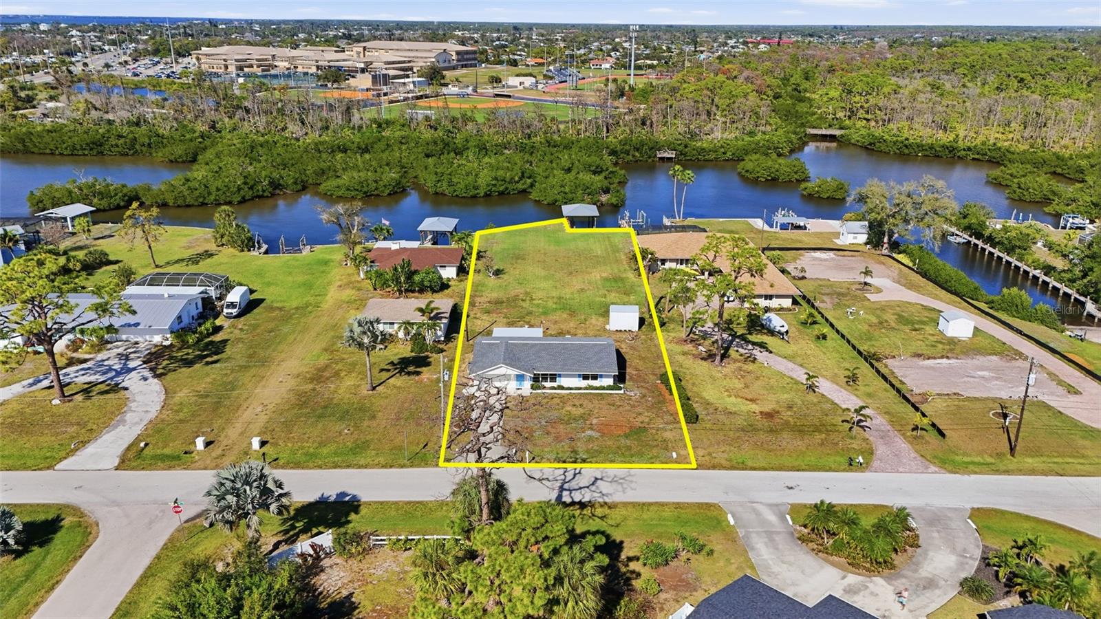 2050 Oyster Creek Dr Property Photo 5