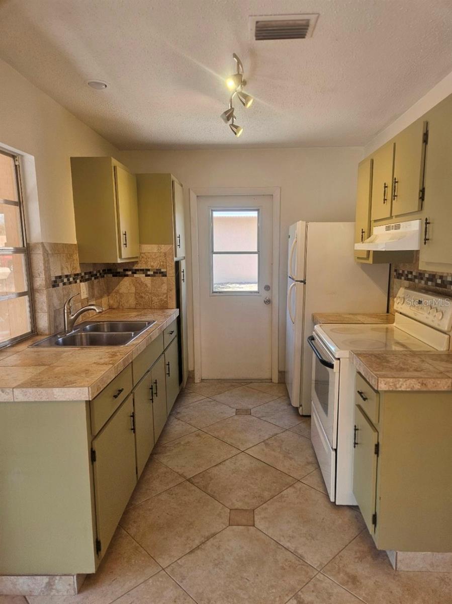 1225 Armsdale Ave Property Photo 9
