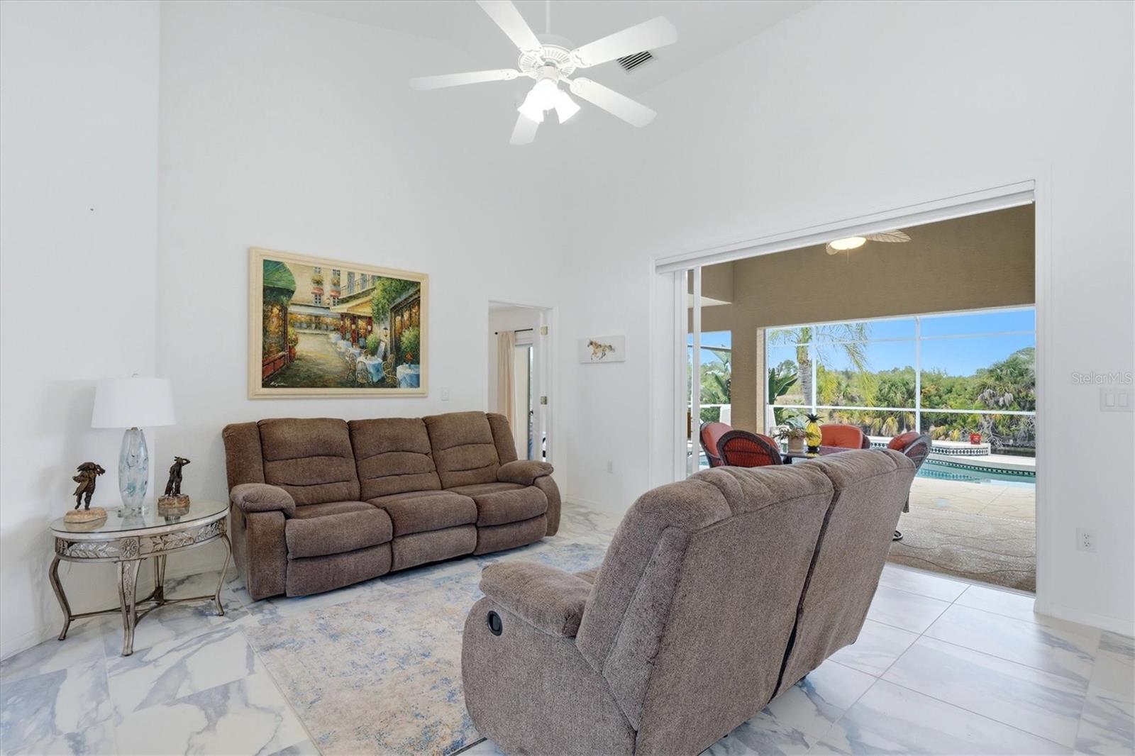 300 Baytree Dr Property Photo 6