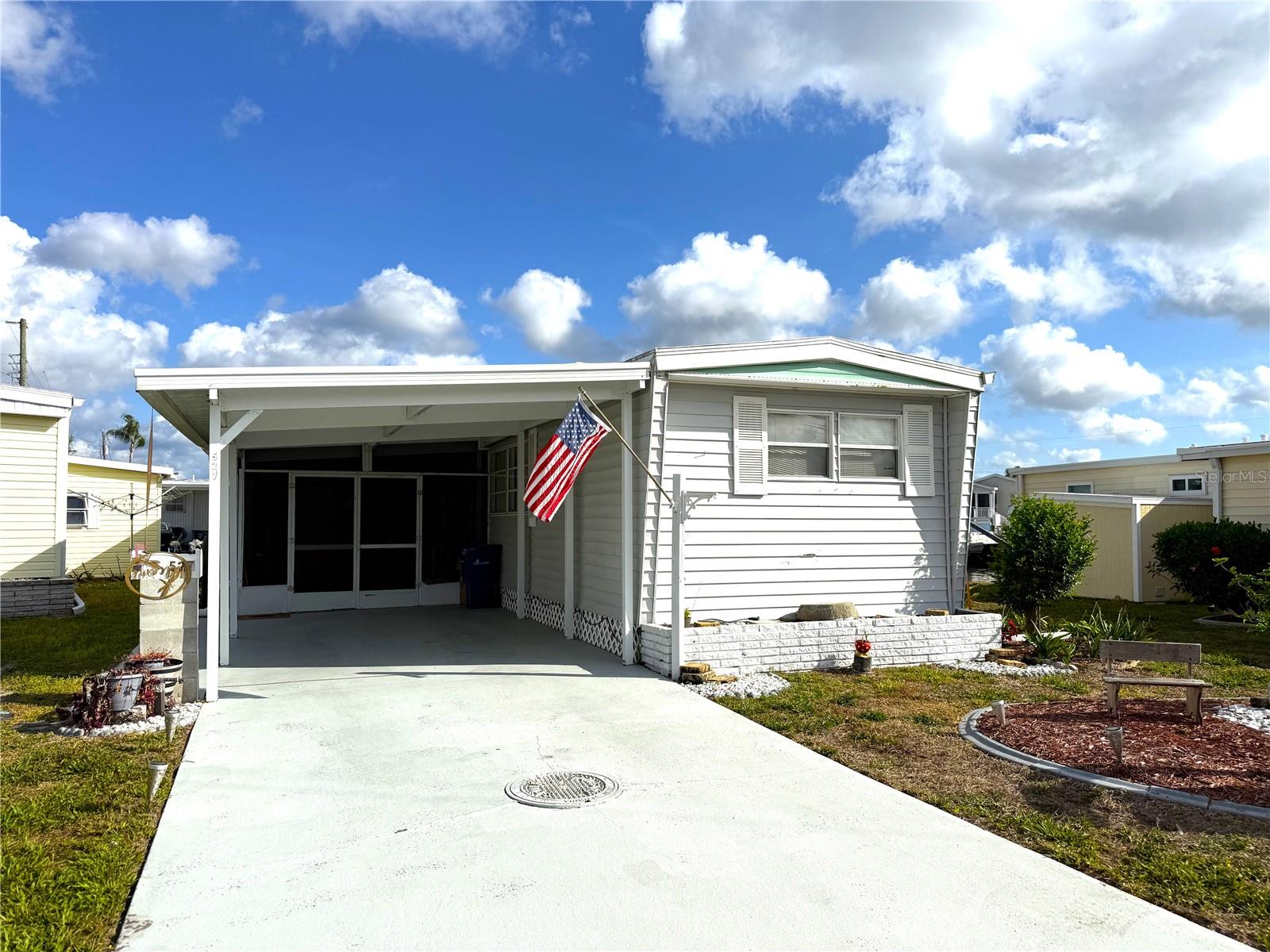 527 BLACKBURN BLVD Property Photo 1